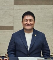 기고·김용권〉‘왕과 사는 남자’, 고독 속에서 피어난 온기